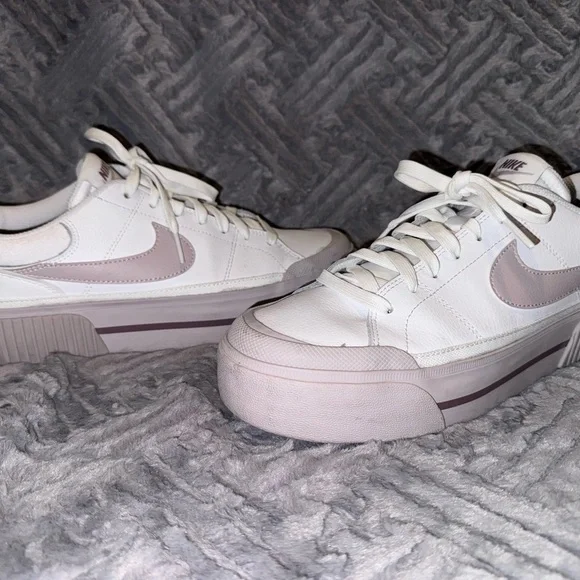 Nike women’s White and purple Sneakers - Picture 2 of 6